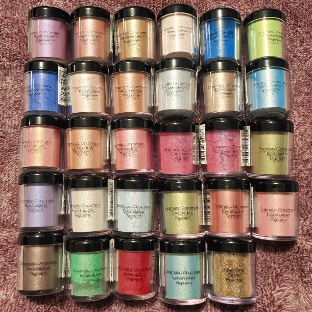 29 NYX Dramatic Chromatic Loose Eyeshadow Pigment